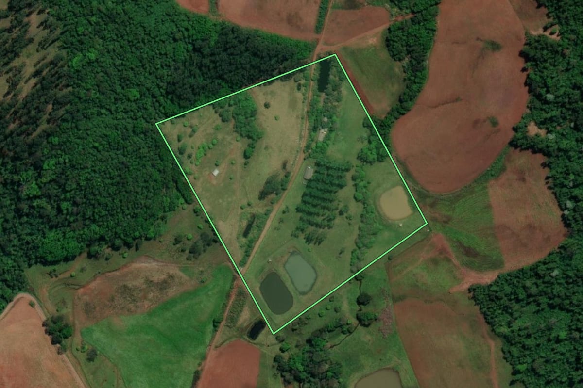 Imagem de satélite do imóvel rural em Mondaí (SC), com o contorno declarado no CAR desenhado por cima.