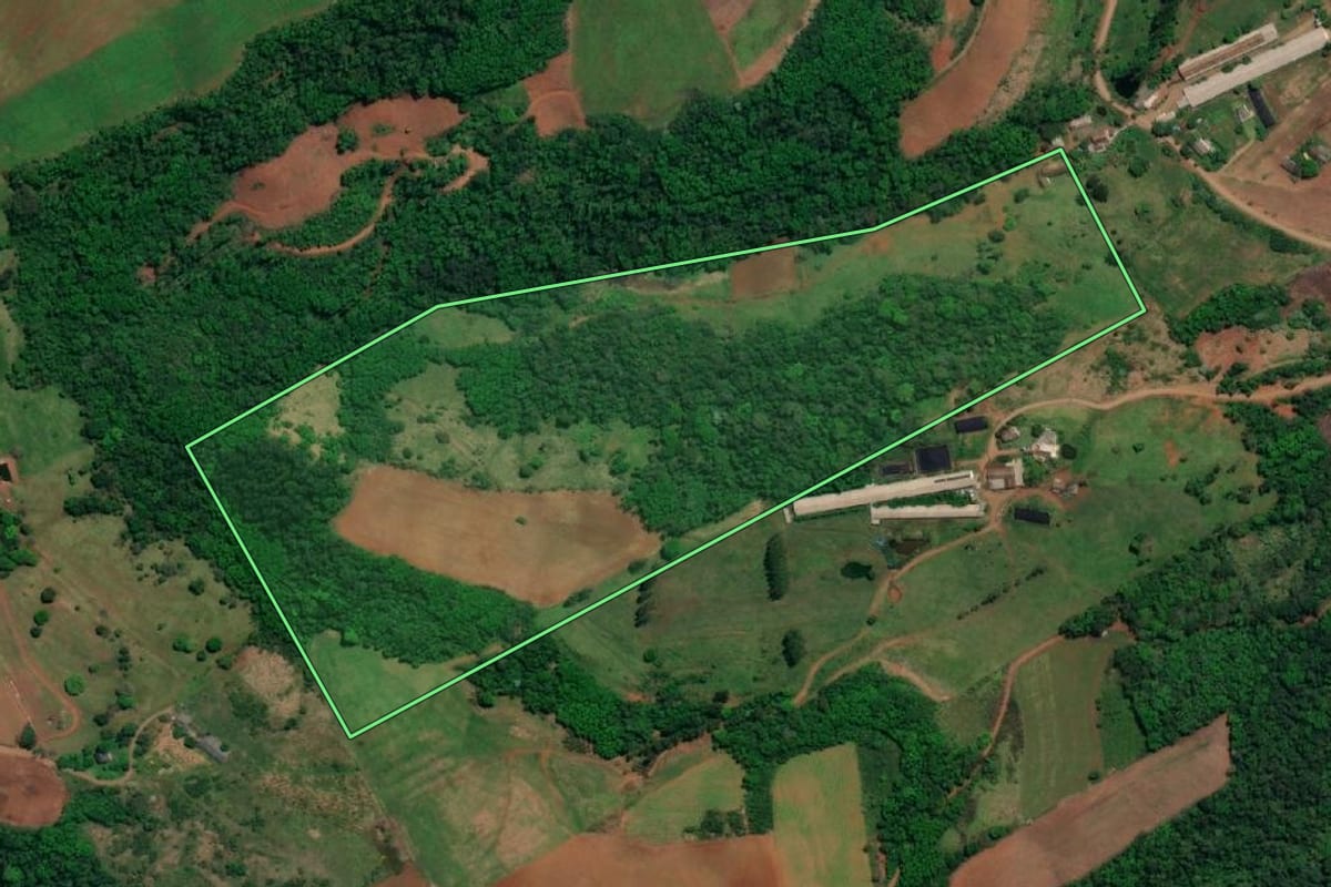 Imagem de satélite do imóvel rural em Mondaí (SC), com o contorno declarado no CAR desenhado por cima.