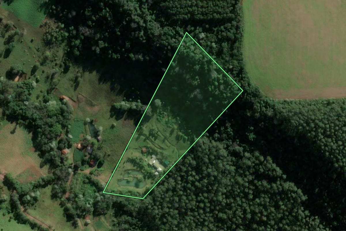 Imagem de satélite do imóvel rural em Mondaí (SC), com o contorno declarado no CAR desenhado por cima.