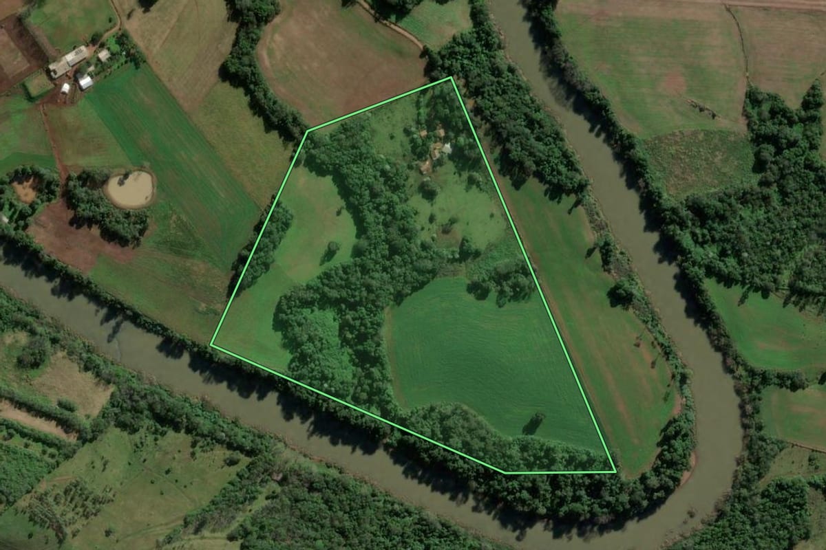Imagem de satélite do imóvel rural em Mondaí (SC), com o contorno declarado no CAR desenhado por cima.