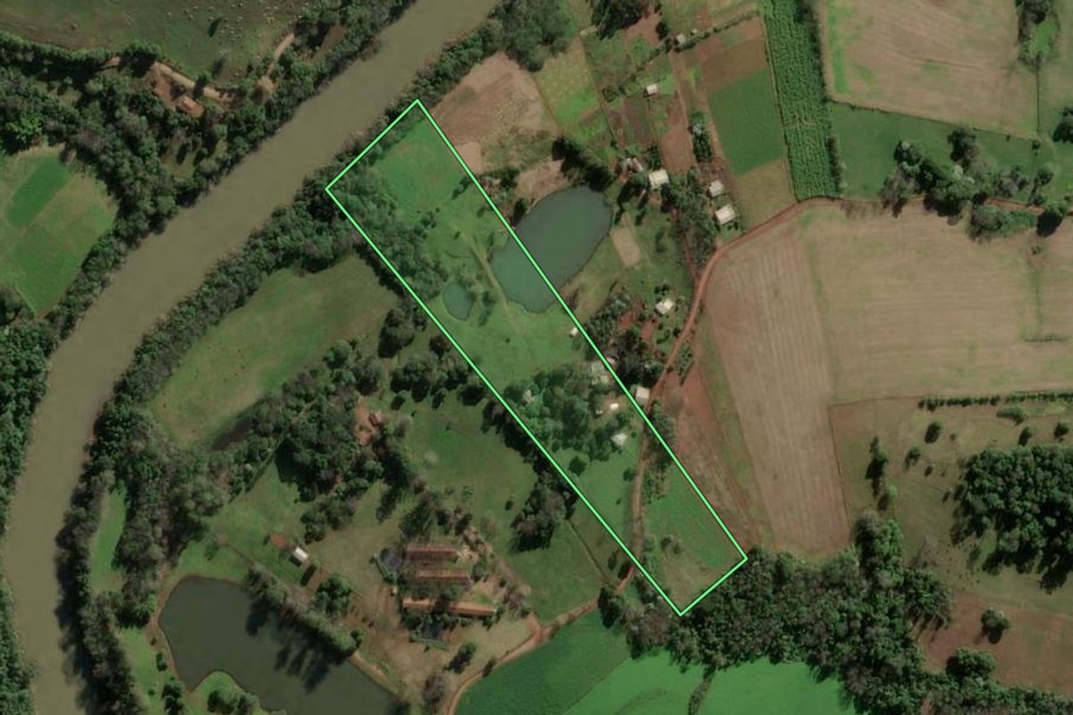Imagem de satélite do imóvel rural em Mondaí (SC), com o contorno declarado no CAR desenhado por cima.