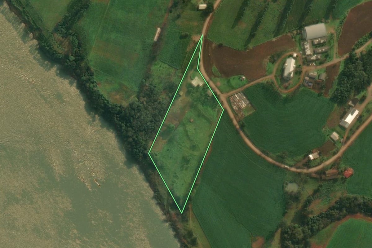 Imagem de satélite do imóvel rural em Mondaí (SC), com o contorno declarado no CAR desenhado por cima.