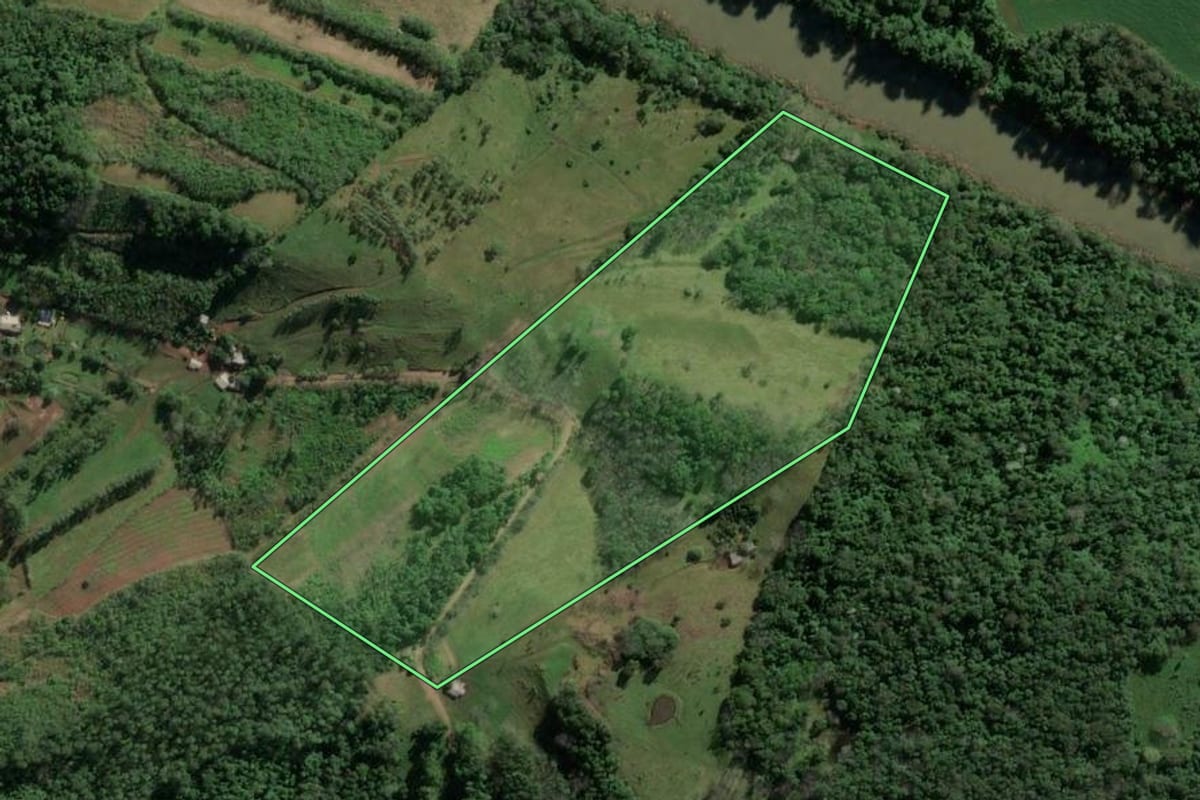 Imagem de satélite do imóvel rural em Mondaí (SC), com o contorno declarado no CAR desenhado por cima.