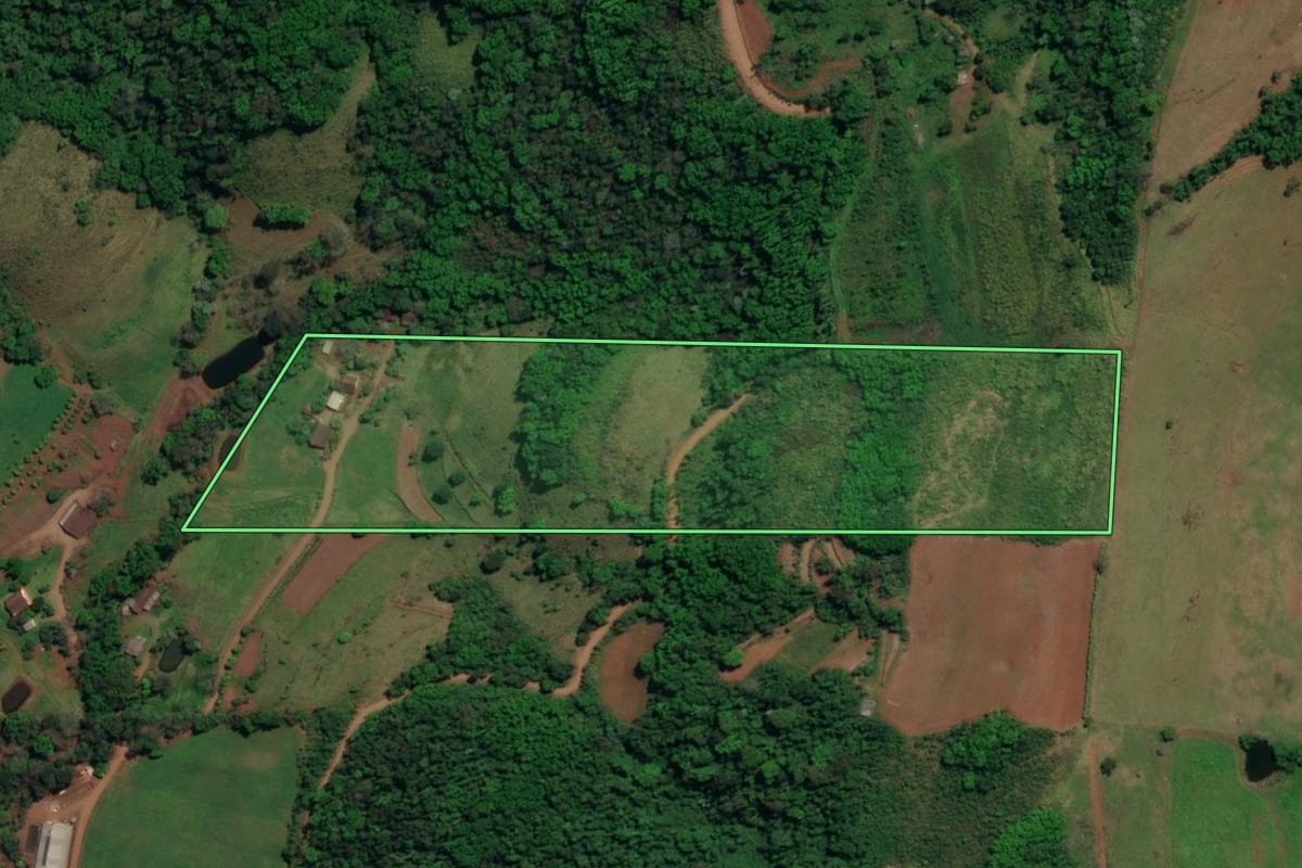 Imagem de satélite do imóvel rural em Mondaí (SC), com o contorno declarado no CAR desenhado por cima.