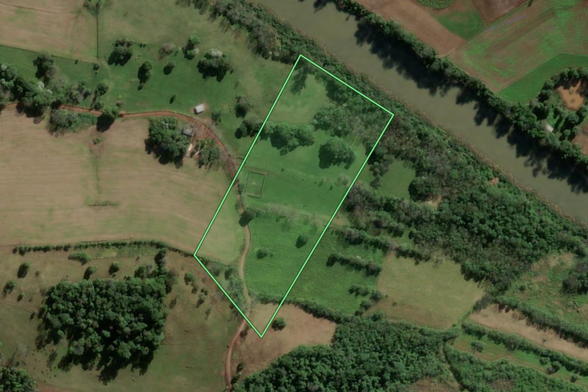 Imagem de satélite do imóvel rural em Mondaí (SC), com o contorno declarado no CAR desenhado por cima.