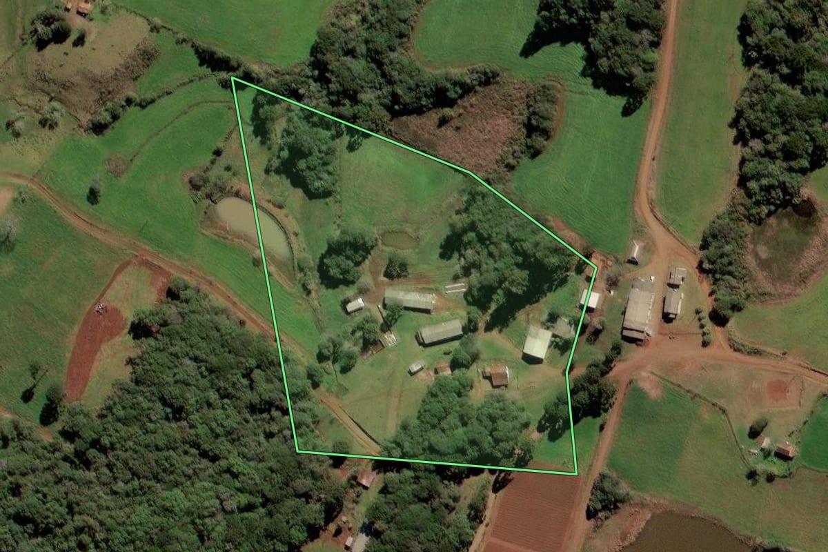 Imagem de satélite do imóvel rural em Monte Carlo (SC), com o contorno declarado no CAR desenhado por cima.
