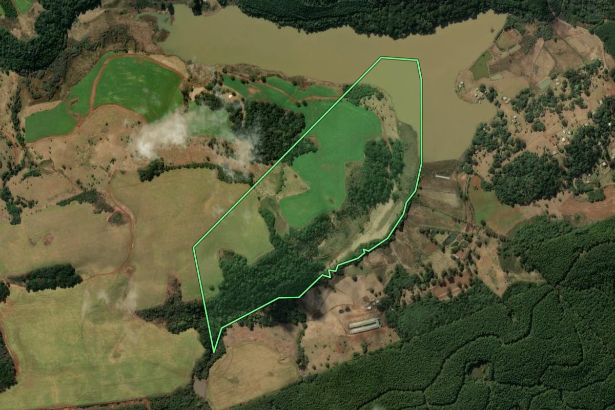 Imagem de satélite do imóvel rural em Monte Carlo (SC), com o contorno declarado no CAR desenhado por cima.