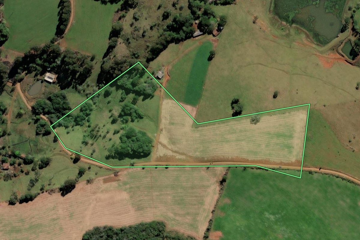 Imagem de satélite do imóvel rural em Monte Carlo (SC), com o contorno declarado no CAR desenhado por cima.
