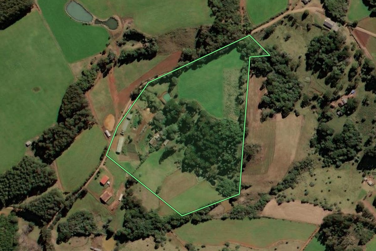 Imagem de satélite do imóvel rural em Monte Carlo (SC), com o contorno declarado no CAR desenhado por cima.
