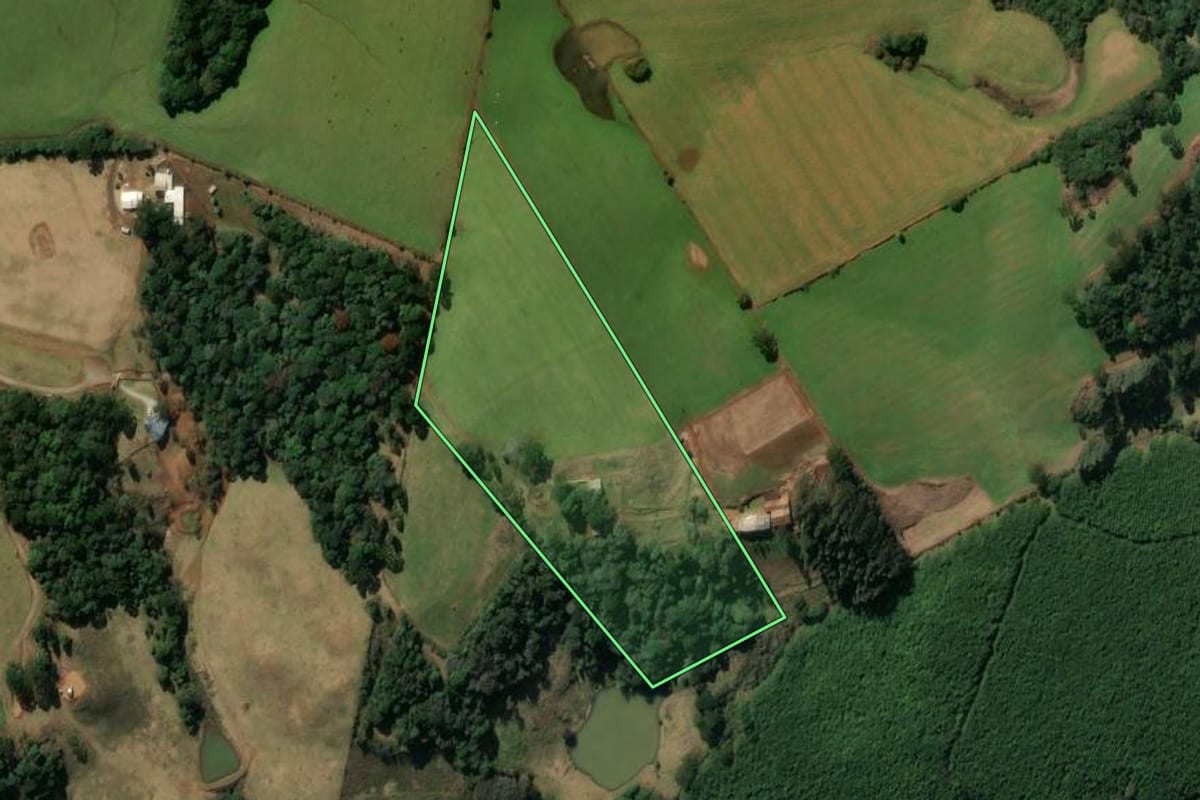 Imagem de satélite do imóvel rural em Monte Carlo (SC), com o contorno declarado no CAR desenhado por cima.