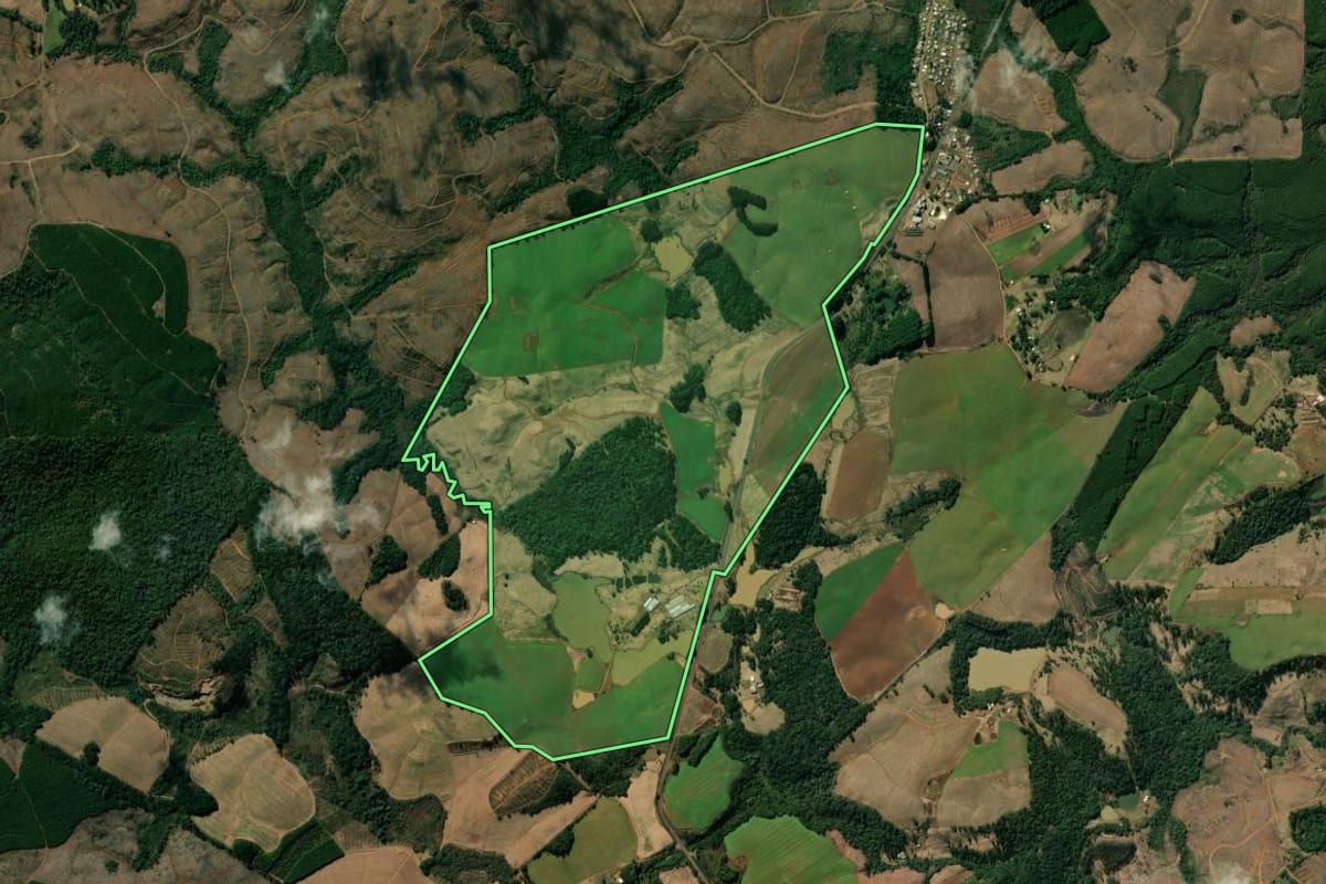 Imagem de satélite do imóvel rural em Monte Carlo (SC), com o contorno declarado no CAR desenhado por cima.