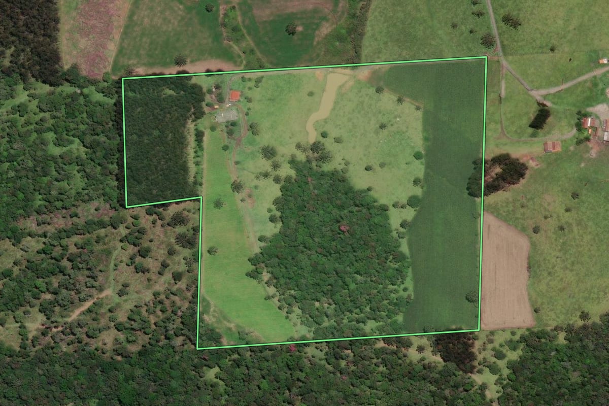 Imagem de satélite do imóvel rural em Monte Castelo (SC), com o contorno declarado no CAR desenhado por cima.