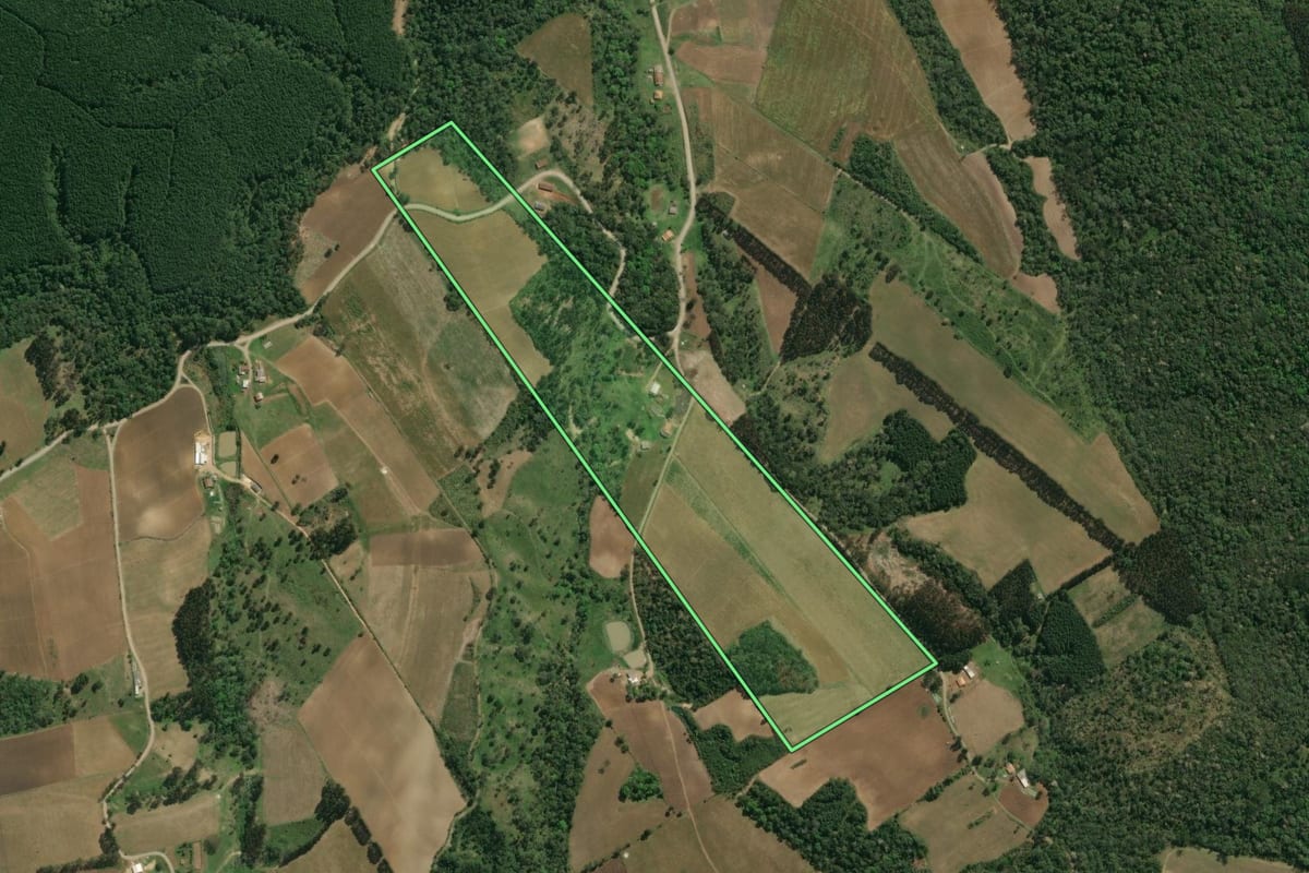 Imagem de satélite do imóvel rural em Monte Castelo (SC), com o contorno declarado no CAR desenhado por cima.