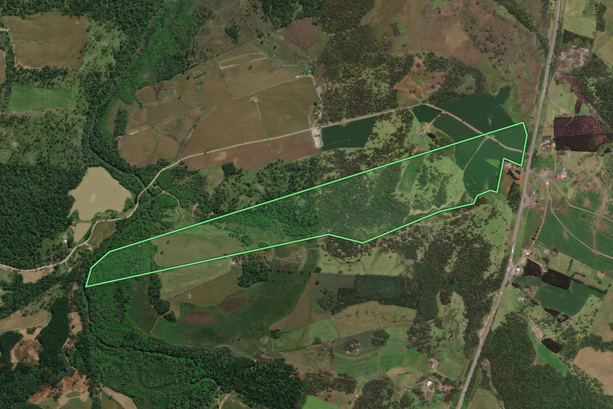 Imagem de satélite do imóvel rural em Monte Castelo (SC), com o contorno declarado no CAR desenhado por cima.