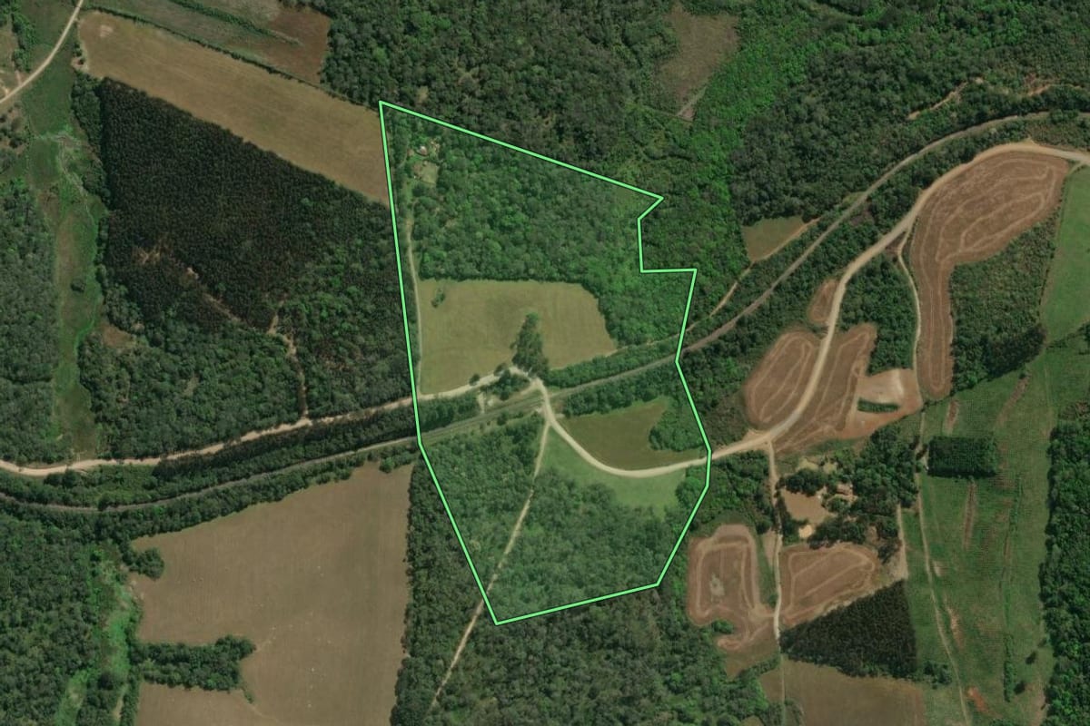 Imagem de satélite do imóvel rural em Monte Castelo (SC), com o contorno declarado no CAR desenhado por cima.