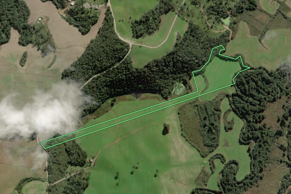 Imagem de satélite do imóvel rural em Monte Castelo (SC), com o contorno declarado no CAR desenhado por cima.