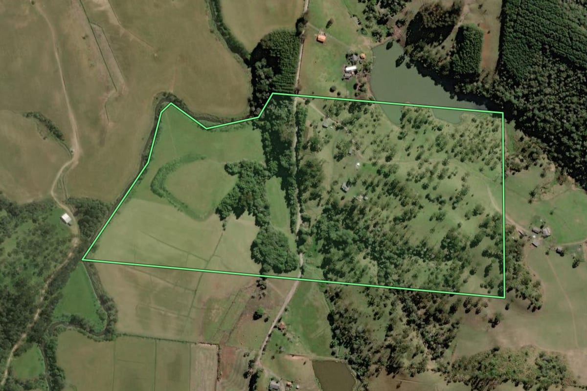 Imagem de satélite do imóvel rural em Monte Castelo (SC), com o contorno declarado no CAR desenhado por cima.