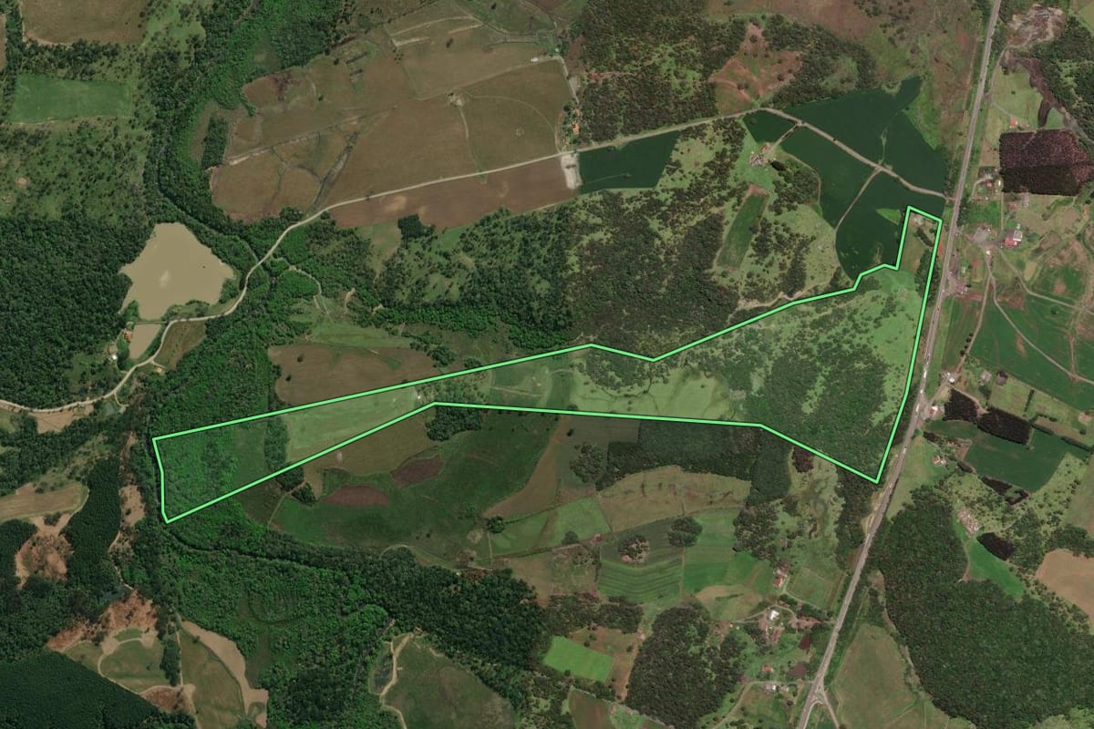 Imagem de satélite do imóvel rural em Monte Castelo (SC), com o contorno declarado no CAR desenhado por cima.