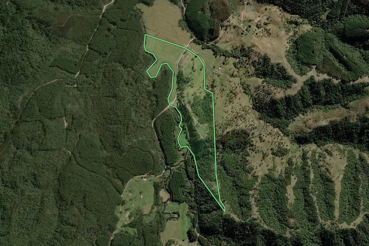 Imagem de satélite do imóvel rural em Monte Castelo (SC), com o contorno declarado no CAR desenhado por cima.
