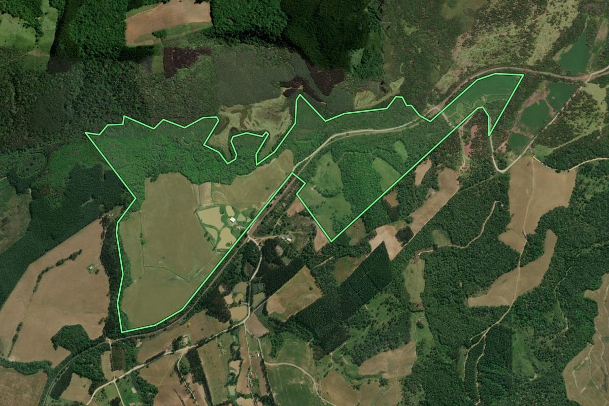 Imagem de satélite do imóvel rural em Monte Castelo (SC), com o contorno declarado no CAR desenhado por cima.