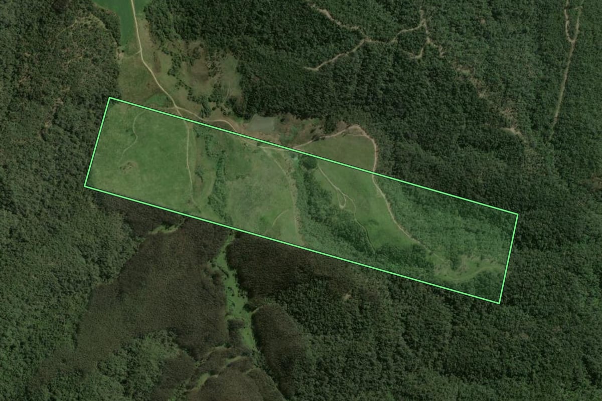 Imagem de satélite do imóvel rural em Monte Castelo (SC), com o contorno declarado no CAR desenhado por cima.