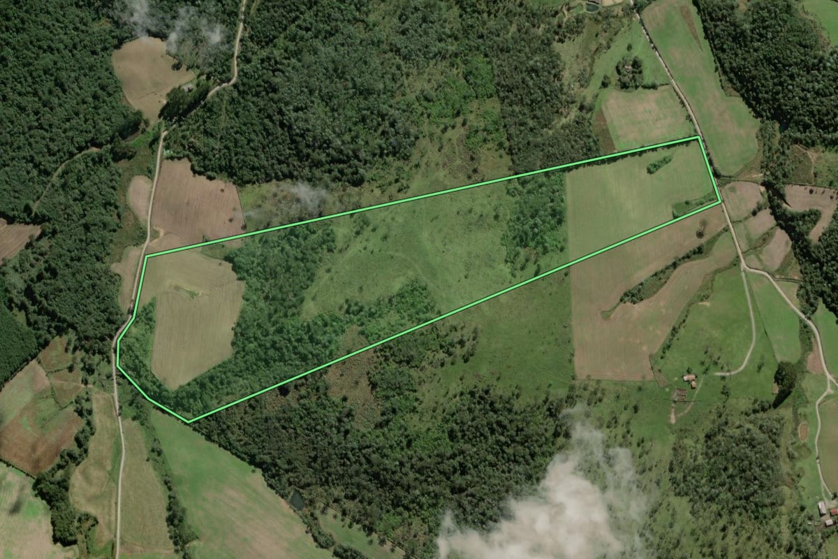 Imagem de satélite do imóvel rural em Monte Castelo (SC), com o contorno declarado no CAR desenhado por cima.