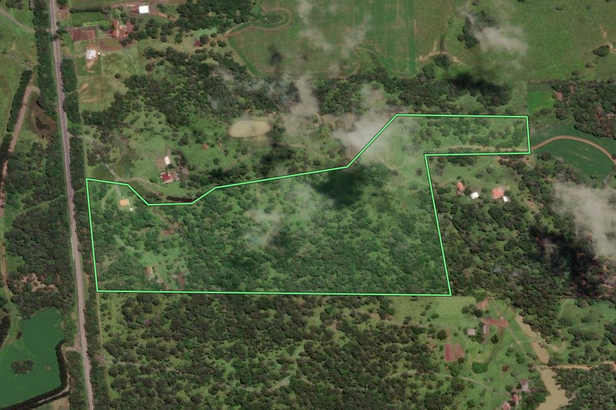 Imagem de satélite do imóvel rural em Monte Castelo (SC), com o contorno declarado no CAR desenhado por cima.