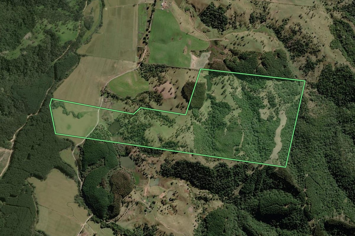 Imagem de satélite do imóvel rural em Monte Castelo (SC), com o contorno declarado no CAR desenhado por cima.