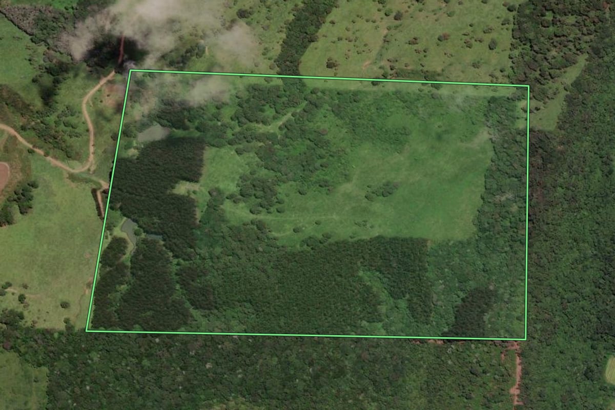 Imagem de satélite do imóvel rural em Monte Castelo (SC), com o contorno declarado no CAR desenhado por cima.