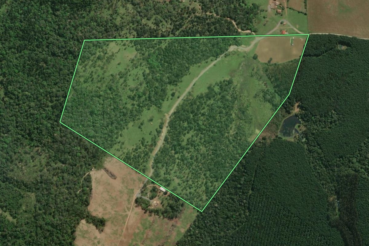 Imagem de satélite do imóvel rural em Monte Castelo (SC), com o contorno declarado no CAR desenhado por cima.