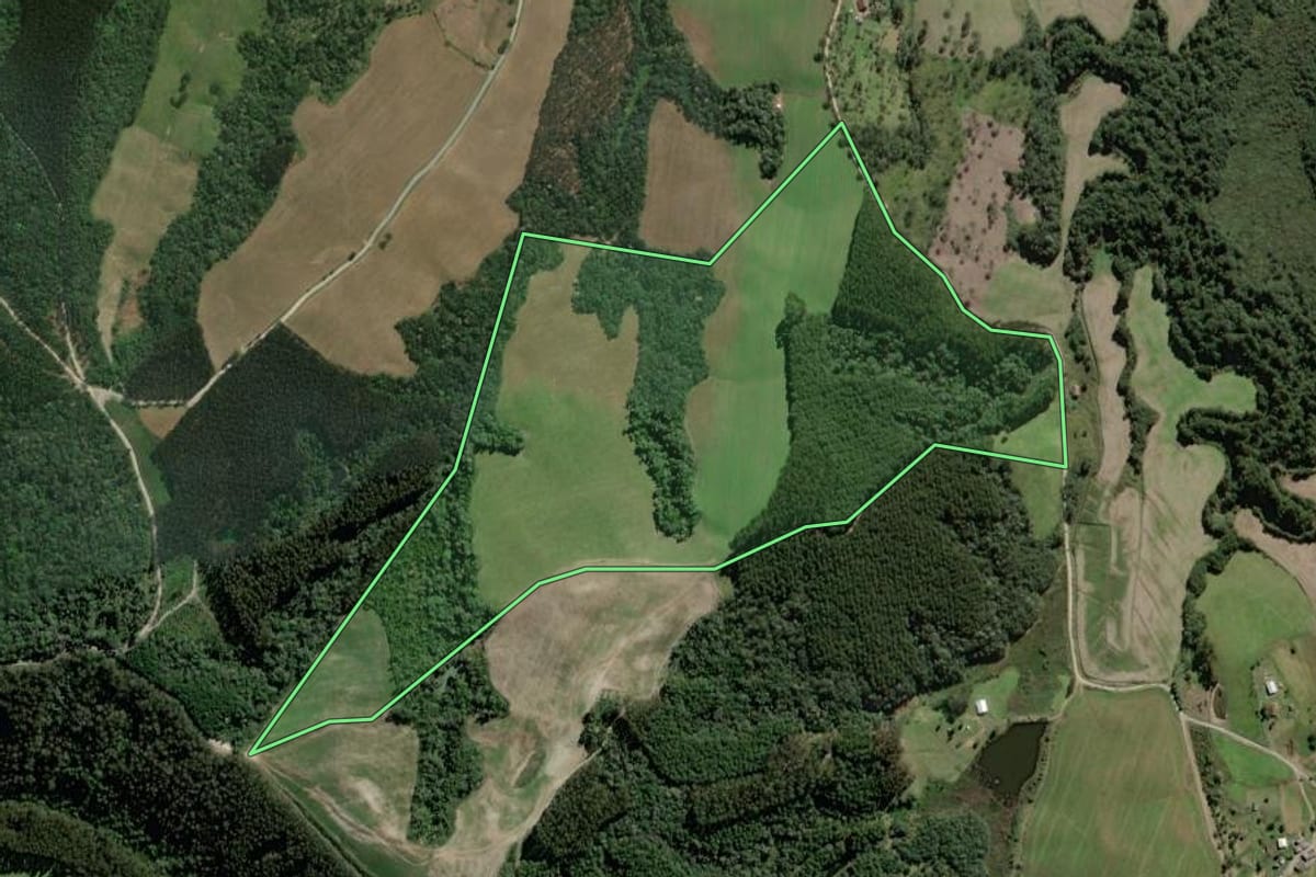 Imagem de satélite do imóvel rural em Monte Castelo (SC), com o contorno declarado no CAR desenhado por cima.