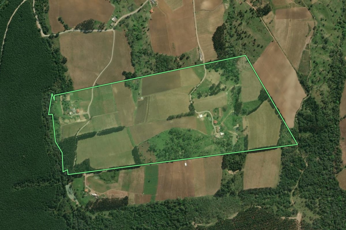 Imagem de satélite do imóvel rural em Monte Castelo (SC), com o contorno declarado no CAR desenhado por cima.