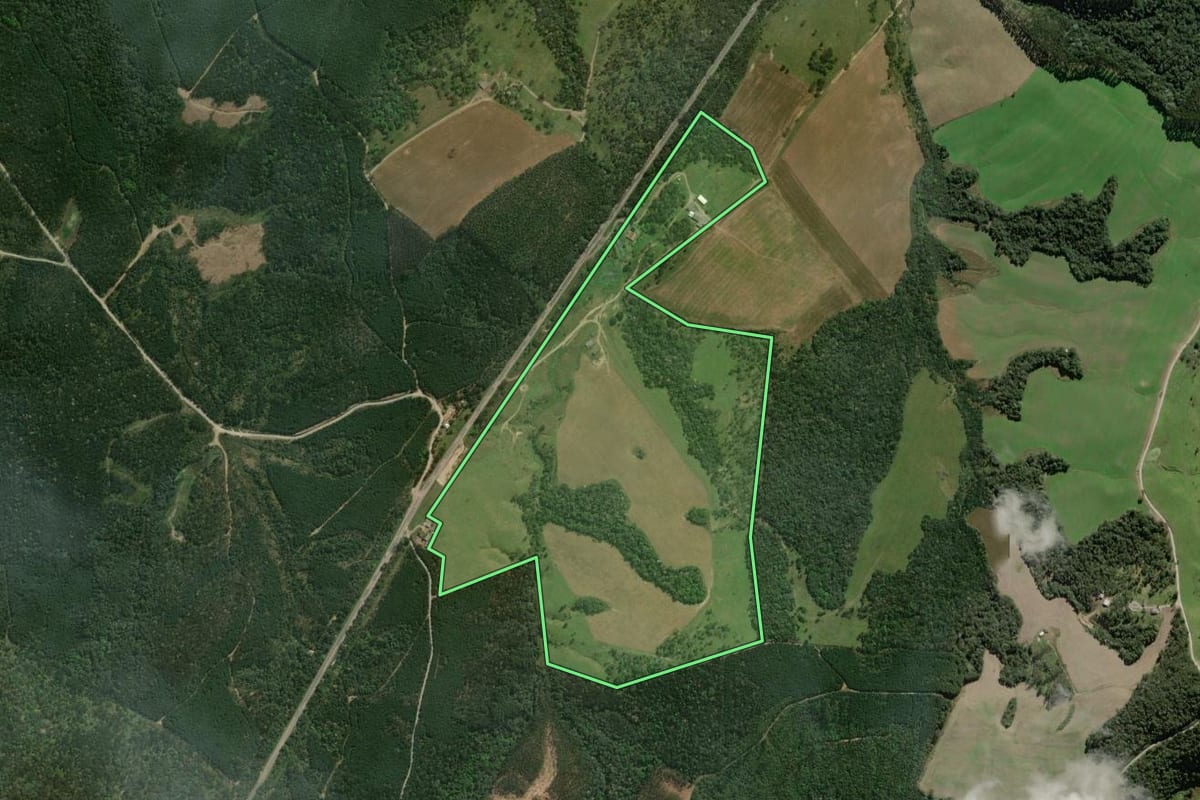 Imagem de satélite do imóvel rural em Monte Castelo (SC), com o contorno declarado no CAR desenhado por cima.