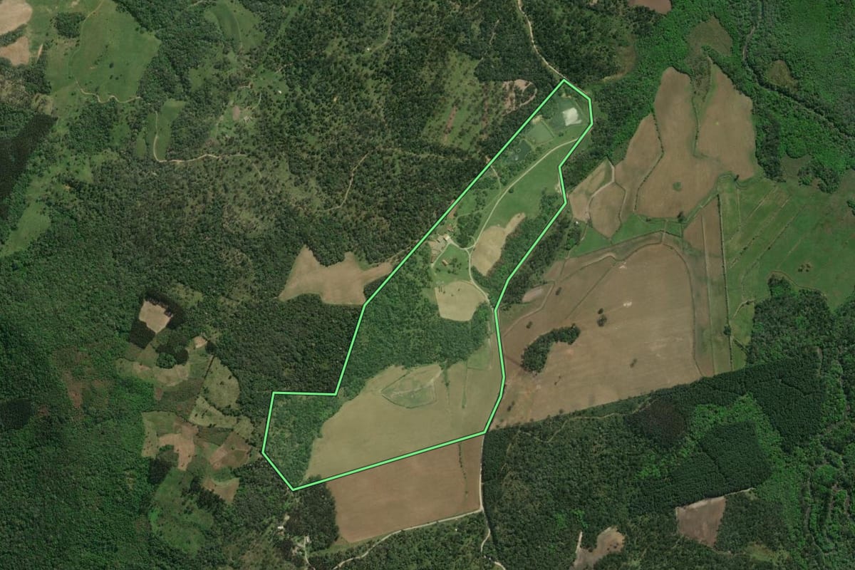 Imagem de satélite do imóvel rural em Monte Castelo (SC), com o contorno declarado no CAR desenhado por cima.