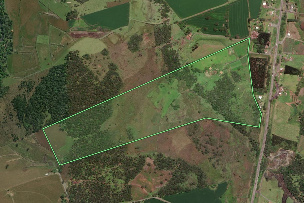 Imagem de satélite do imóvel rural em Monte Castelo (SC), com o contorno declarado no CAR desenhado por cima.