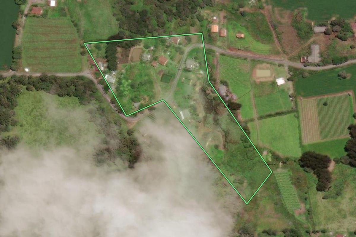 Imagem de satélite do imóvel rural em Monte Castelo (SC), com o contorno declarado no CAR desenhado por cima.