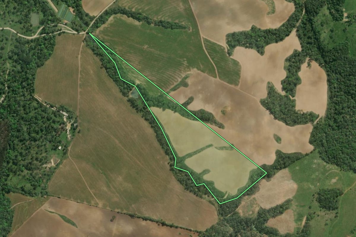Imagem de satélite do imóvel rural em Monte Castelo (SC), com o contorno declarado no CAR desenhado por cima.