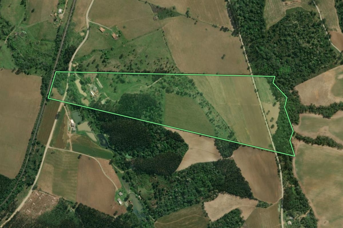 Imagem de satélite do imóvel rural em Monte Castelo (SC), com o contorno declarado no CAR desenhado por cima.