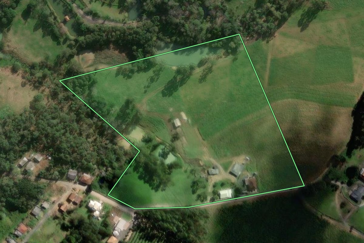 Imagem de satélite do imóvel rural em Monte Castelo (SC), com o contorno declarado no CAR desenhado por cima.
