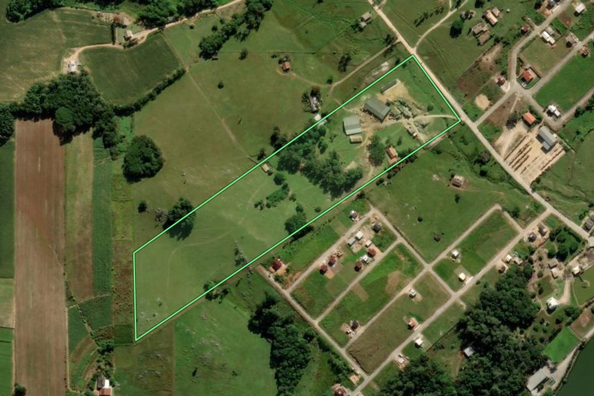Imagem de satélite do imóvel rural em Morro da Fumaça (SC), com o contorno declarado no CAR desenhado por cima.