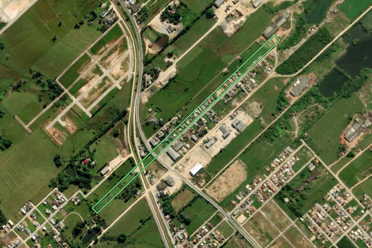 Imagem de satélite do imóvel rural em Morro da Fumaça (SC), com o contorno declarado no CAR desenhado por cima.