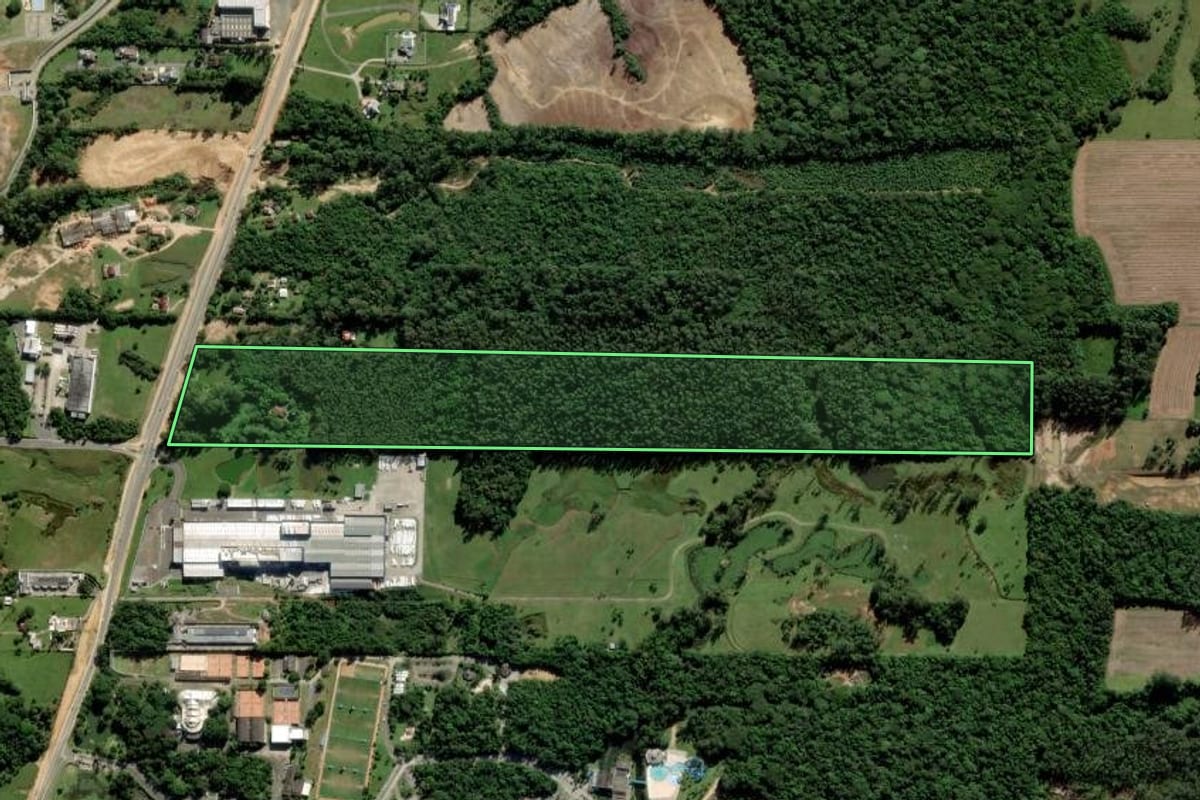 Imagem de satélite do imóvel rural em Morro da Fumaça (SC), com o contorno declarado no CAR desenhado por cima.