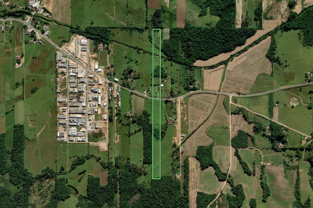 Imagem de satélite do imóvel rural em Morro da Fumaça (SC), com o contorno declarado no CAR desenhado por cima.