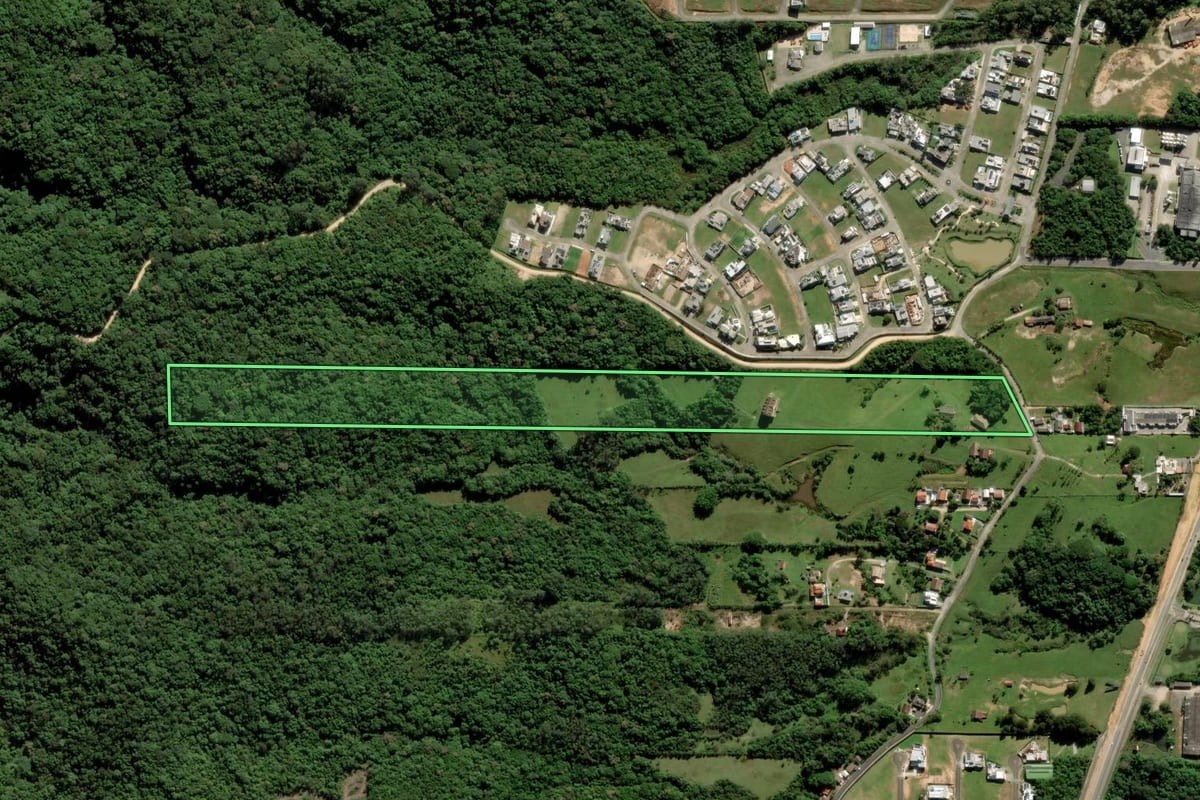 Imagem de satélite do imóvel rural em Morro da Fumaça (SC), com o contorno declarado no CAR desenhado por cima.