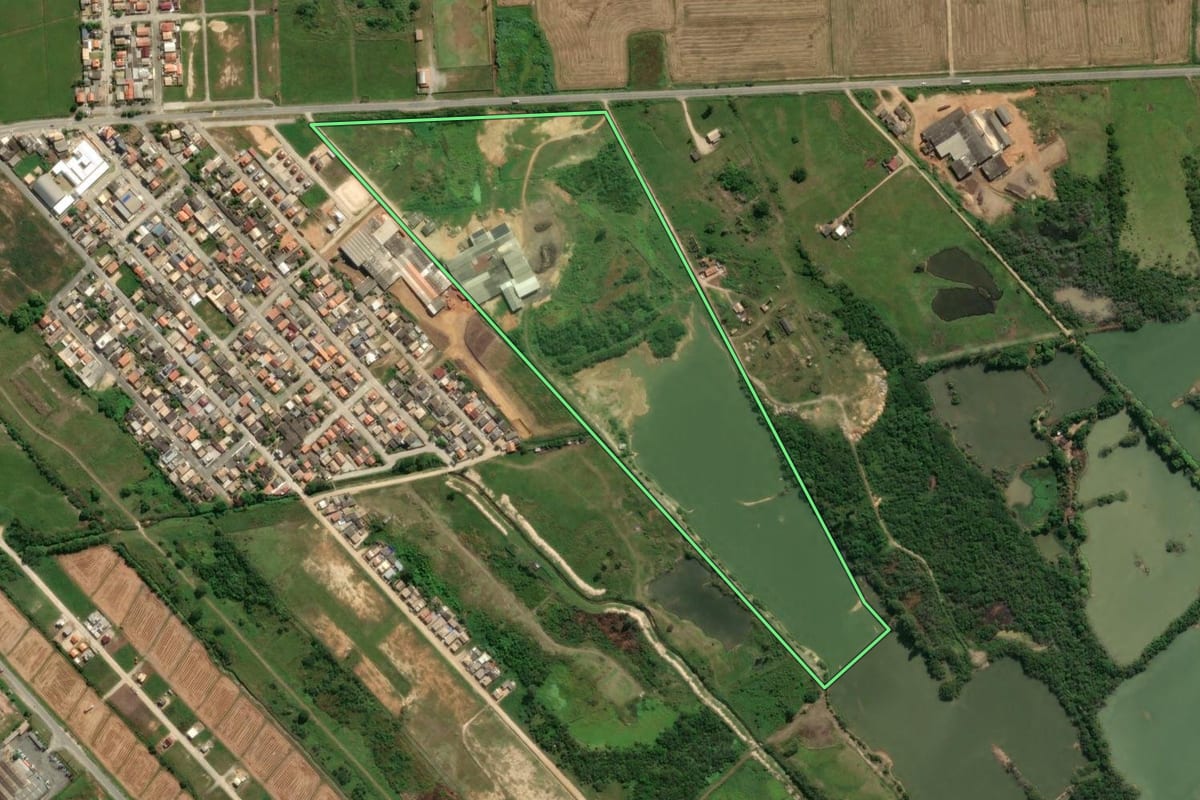 Imagem de satélite do imóvel rural em Morro da Fumaça (SC), com o contorno declarado no CAR desenhado por cima.
