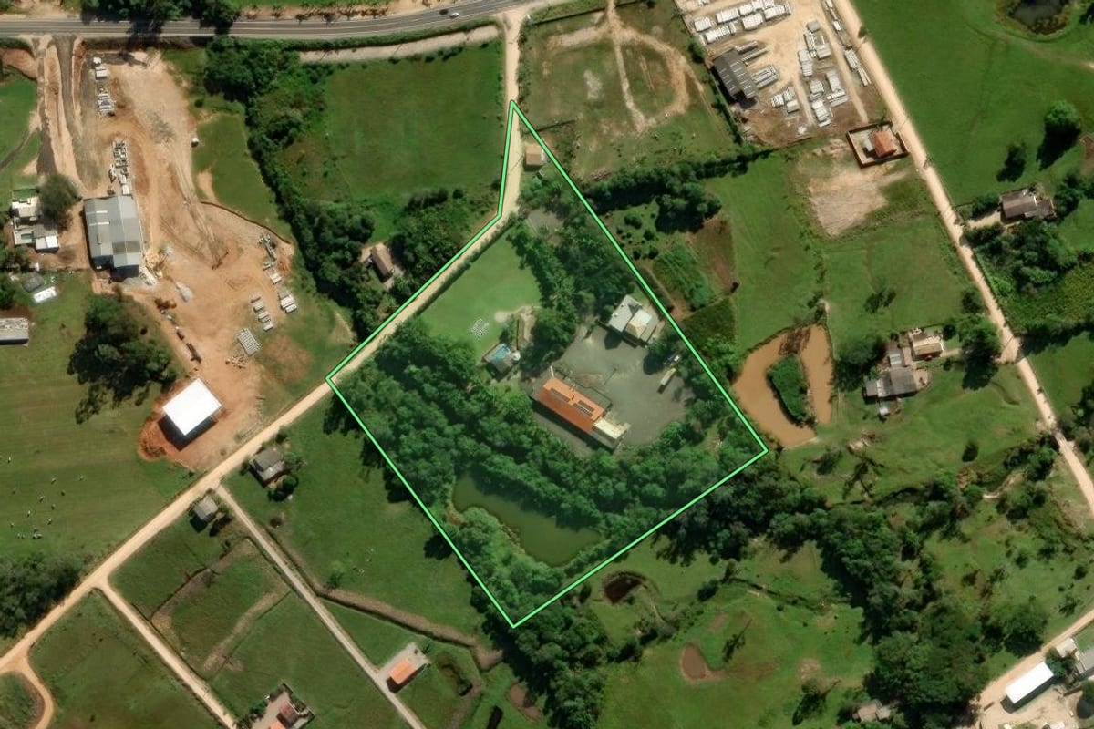 Imagem de satélite do imóvel rural em Morro da Fumaça (SC), com o contorno declarado no CAR desenhado por cima.