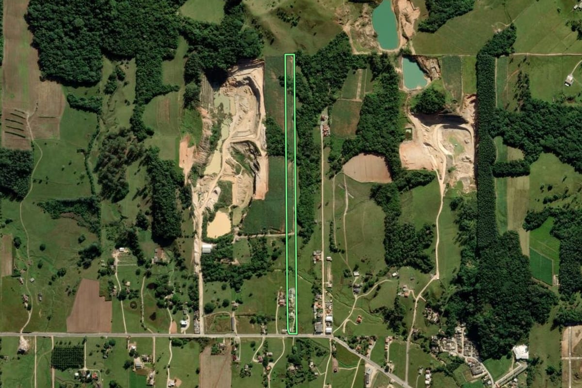 Imagem de satélite do imóvel rural em Morro da Fumaça (SC), com o contorno declarado no CAR desenhado por cima.