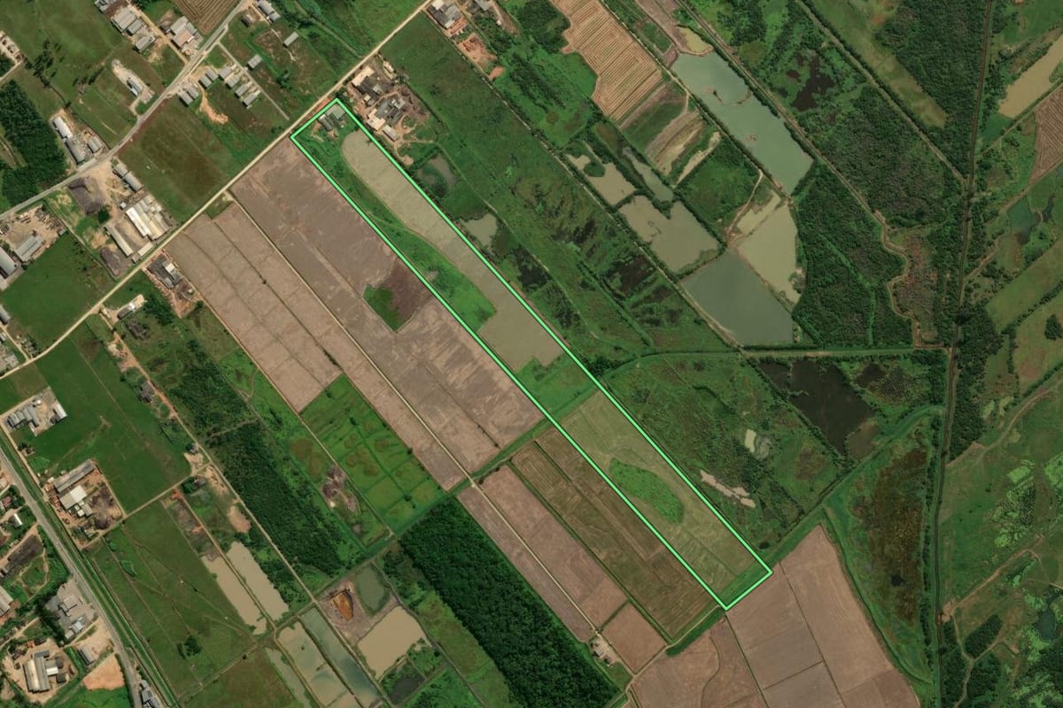 Imagem de satélite do imóvel rural em Morro da Fumaça (SC), com o contorno declarado no CAR desenhado por cima.