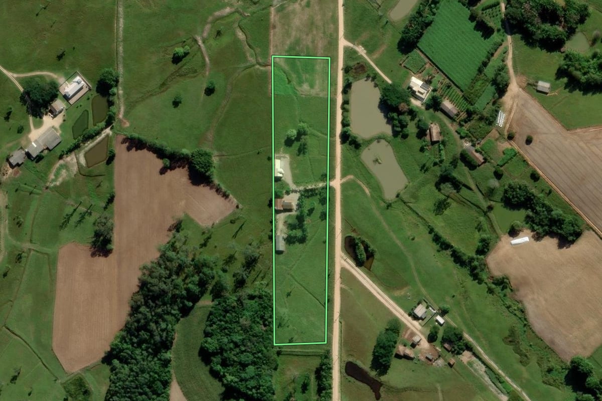 Imagem de satélite do imóvel rural em Morro da Fumaça (SC), com o contorno declarado no CAR desenhado por cima.