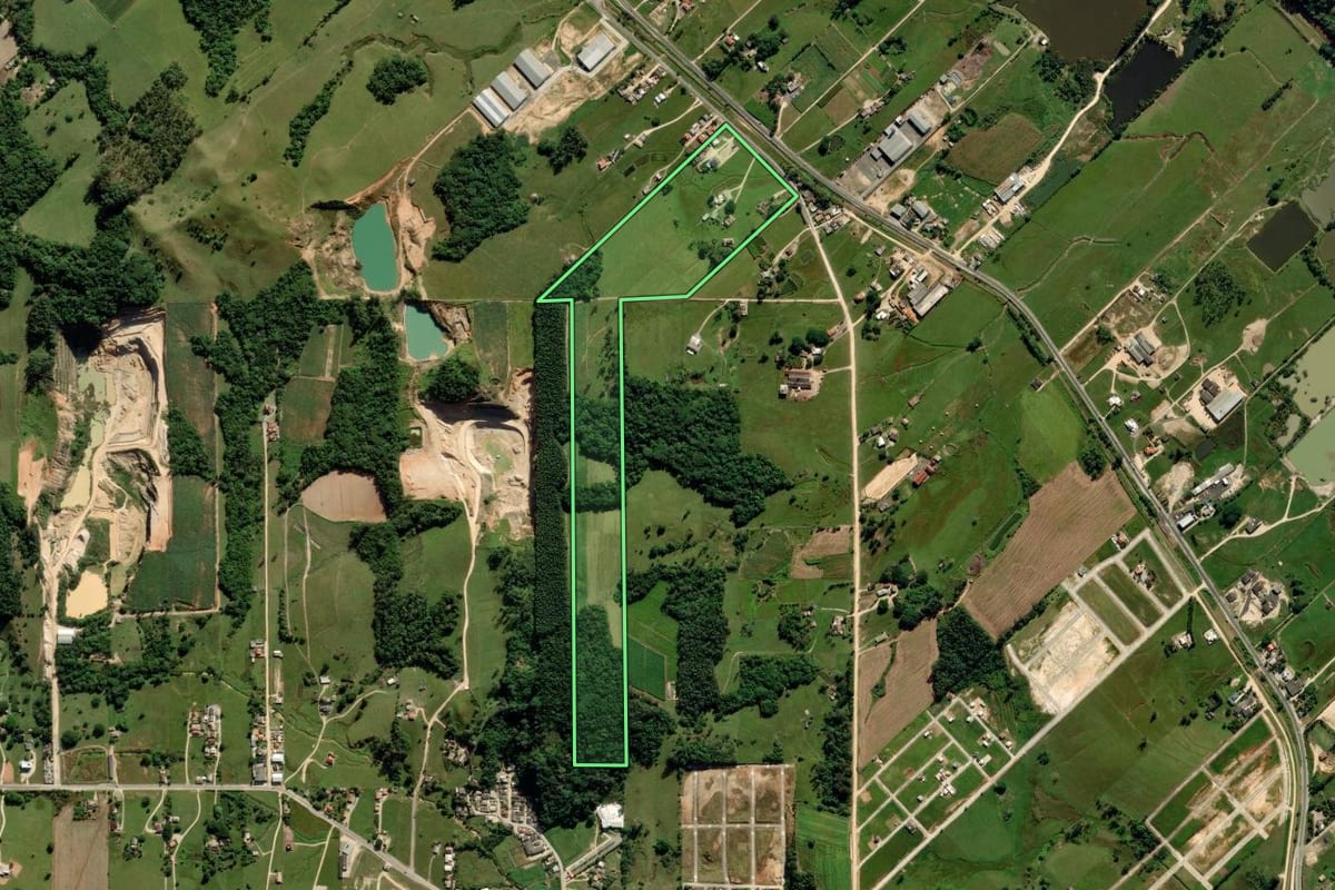 Imagem de satélite do imóvel rural em Morro da Fumaça (SC), com o contorno declarado no CAR desenhado por cima.